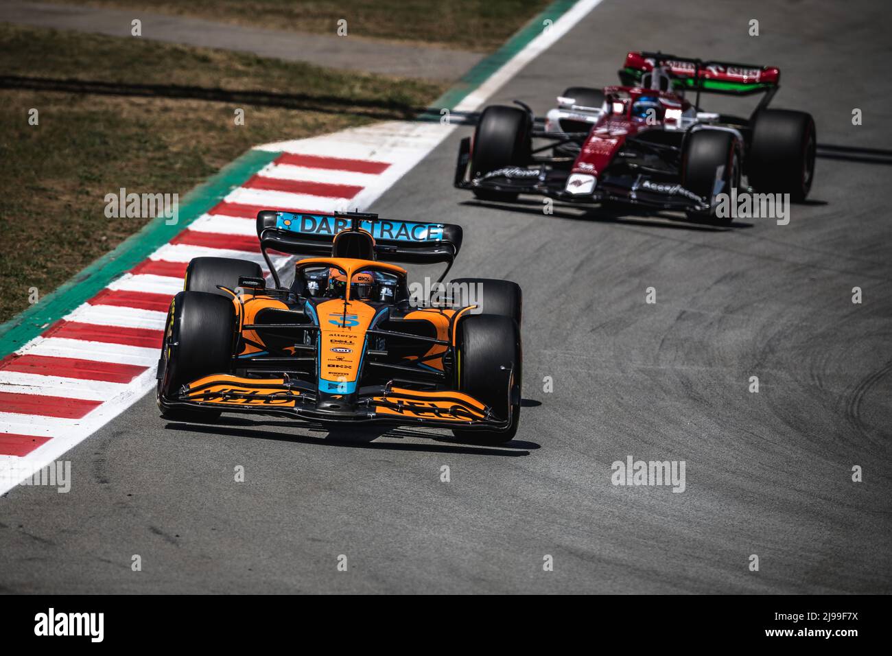 Barcelona, Spanien. 21.. Mai 2022. DANIEL RICCIARDO (AUS) vom Team McLaren fährt in seiner MLC36, gefolgt von VALTTERI BOTTAS (FIN) vom Team Alfa Romeo beim dritten Training des spanischen GP auf dem Circuit de Catalunya.Quelle: Matthias Oesterle/Alamy Live News Stockfoto