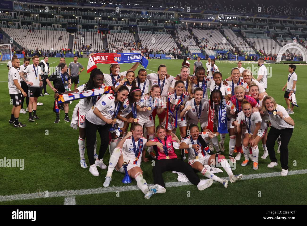 Turin, Italien, 21.. Mai 2022. Die Spieler von Olympique Lyonnais feiern nach dem Sieg in der UEFA Womens Champions League 3-1 im Juventus-Stadion in Turin. Bildnachweis sollte lauten: Jonathan Moscrop / Sportimage Stockfoto