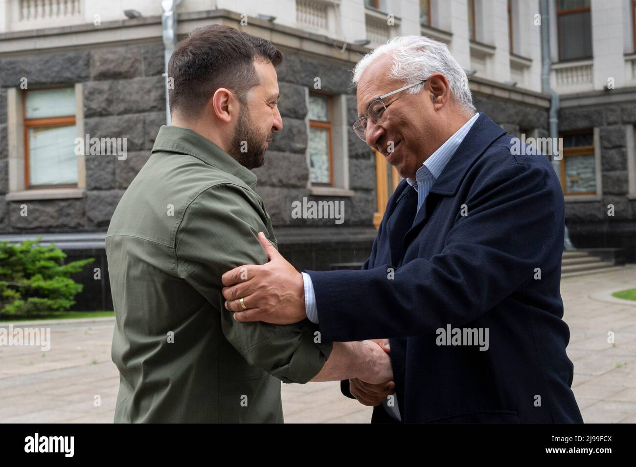 Kiew, Ukraine. 21.. Mai 2022. Der ukrainische Präsident Wolodymyr Zelenskyy, links, begrüßt den portugiesischen Premierminister Antonio Costa bei seiner Ankunft im Präsidentenverwaltungsgebäude am 21. Mai 2022 in Kiew, Ukraine. Kredit: Ukraine Presidency/Ukraine Presidency/Alamy Live News Kredit: Planetpix/Alamy Live News Stockfoto