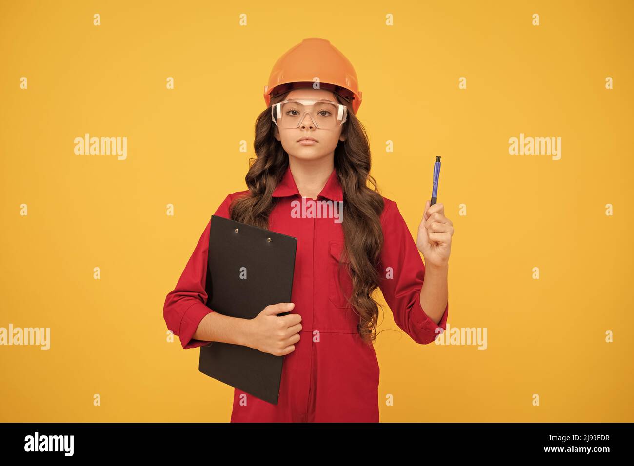 Zeit für Check. Sight Check. Teen Mädchen in Schutzbrille. Kind tragen Brille und Helm. Stockfoto