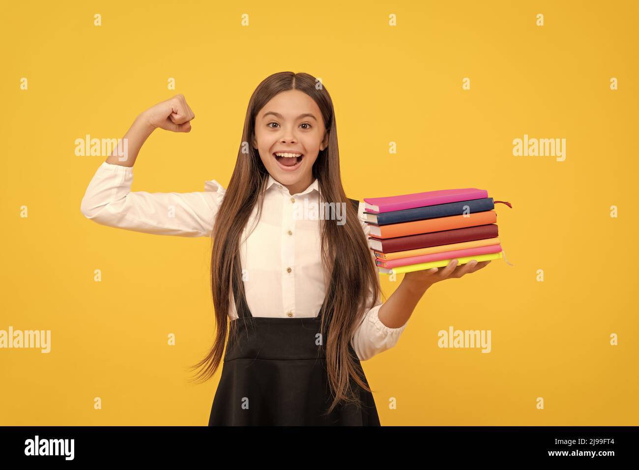 Happy teen Mädchen in der Schuluniform halten Buch Stapel, Glück Stockfoto