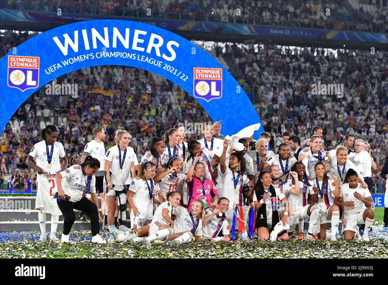 Turin, Italien. 21.. Mai 2022. Die Spieler von Olympique Lyon feiern den Gewinn des UEFA Women's Champions League Finales 2022 nach einem Sieg von 1-3 gegen Barcelona im Juventus Stadium in Turin. (Foto: Gonzales Photo/Alamy Live News Stockfoto