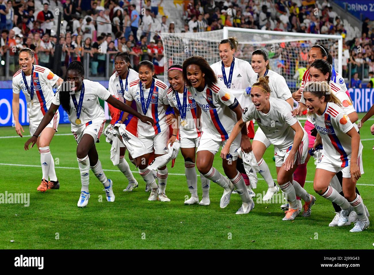 Turin, Italien. 21.. Mai 2022. Die Spieler von Olympique Lyon feiern den Gewinn des UEFA Women's Champions League Finales 2022 nach einem Sieg von 1-3 gegen Barcelona im Juventus Stadium in Turin. (Foto: Gonzales Photo/Alamy Live News Stockfoto