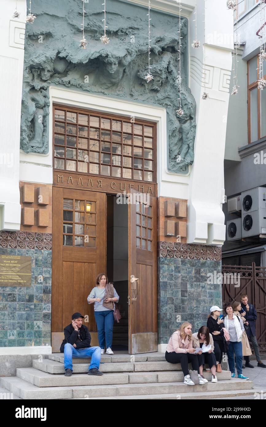 Moskau, Russland - am 22. Mai 2022 sitzen Menschen auf der Treppe. Bas-Relief von Anna Golubkina 'Schwimmer' oder 'Welle' über dem Eingang der kleinen Bühne des M Stockfoto