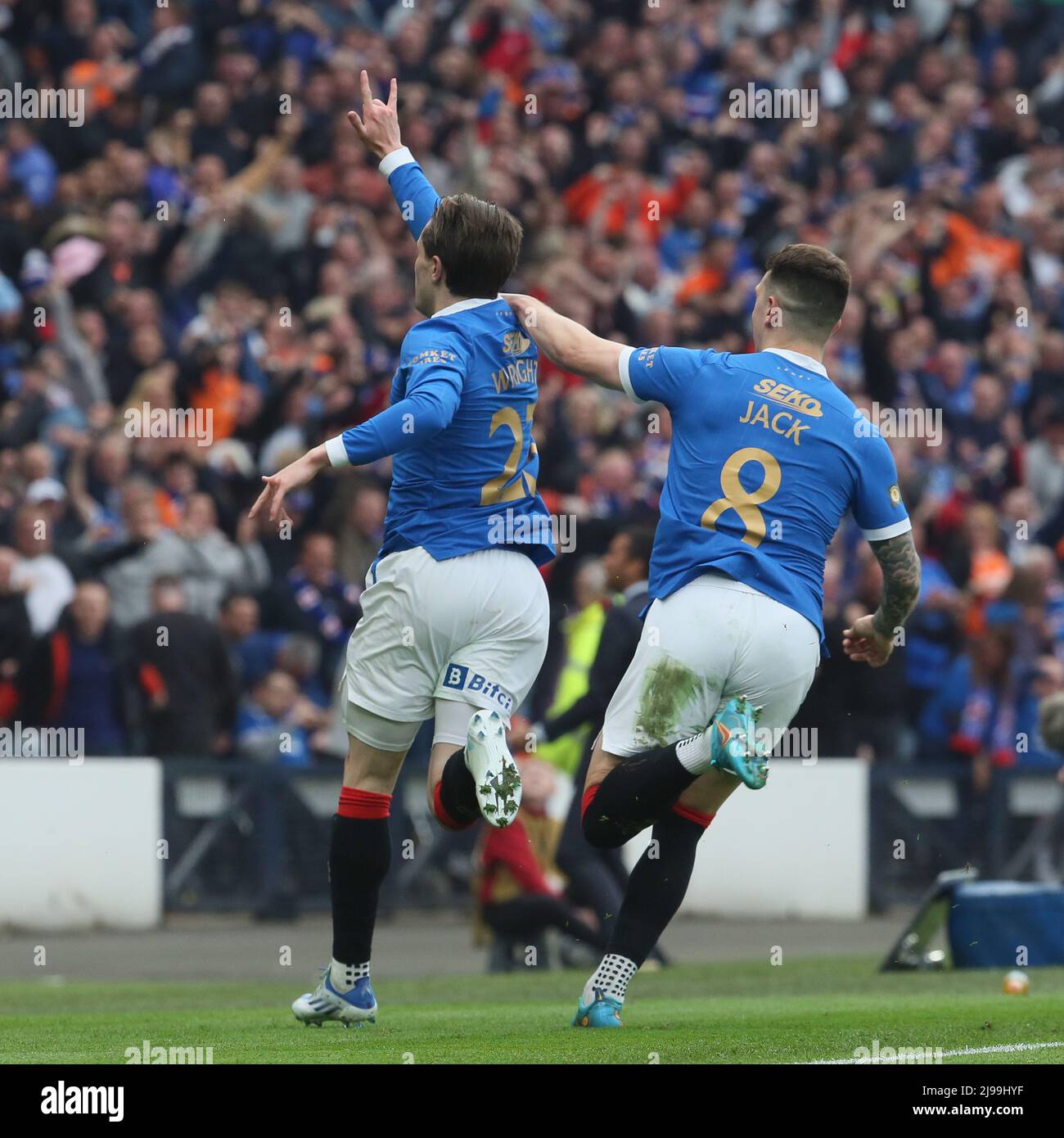 Glasgow, Großbritannien. 21.. Mai 2022. Das Finale des Scottish Cups fand im Hampden Park, dem Nationalstadion des Fußballs Scotish, statt und spielte zwischen dem FC Rangers aus Glasgow und dem Heart of Midlothian aus Edinburgh. Die Rangers gewannen das Spiel, 2 - 0, wobei es in zusätzliche Zeit ging, und die Tore wurden von RYAN JACK in 94 Minuten und SCOTT WRIGHT in 97 Minuten erzielt. Die Rangers haben diese Trophäe zum ersten Mal seit 2009 gewonnen. Kredit: Findlay/Alamy Live Nachrichten Stockfoto