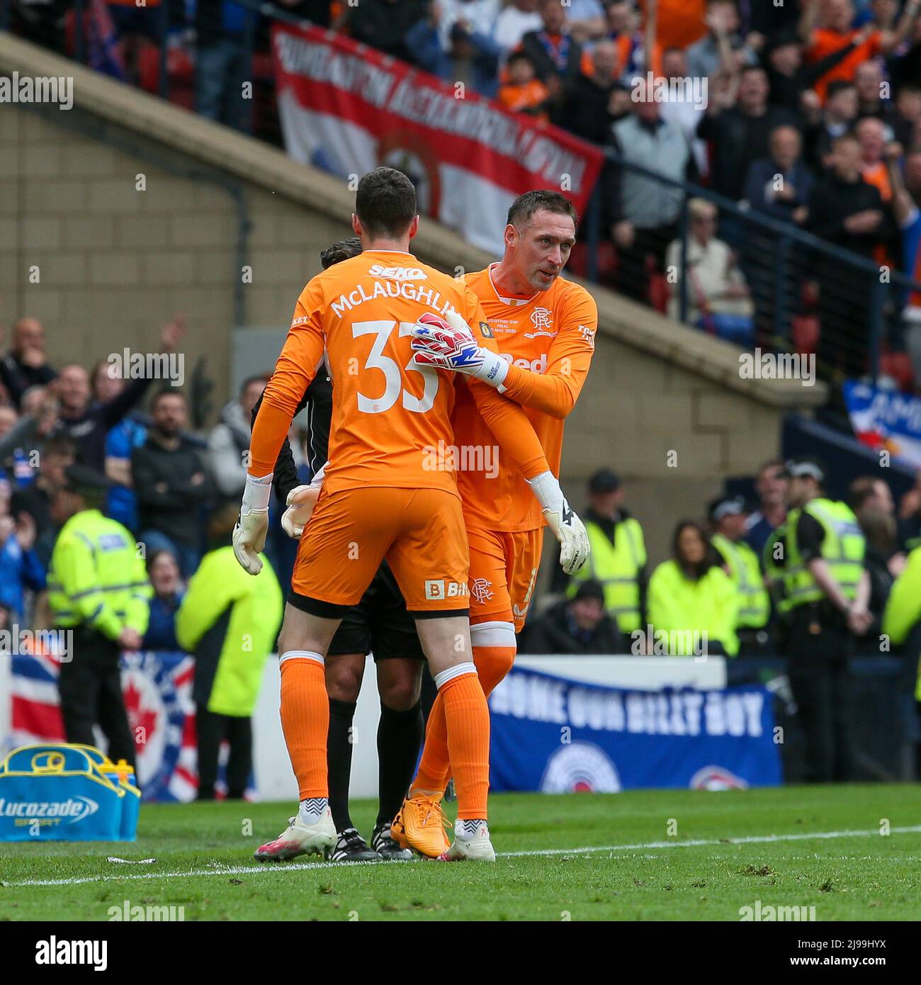 Glasgow, Großbritannien. 21.. Mai 2022. Das Finale des Scottish Cups fand im Hampden Park, dem Nationalstadion des Fußballs Scotish, statt und spielte zwischen dem FC Rangers aus Glasgow und dem Heart of Midlothian aus Edinburgh. Die Rangers gewannen das Spiel, 2 - 0, wobei es in zusätzliche Zeit ging, und die Tore wurden von RYAN JACK in 94 Minuten und SCOTT WRIGHT in 97 Minuten erzielt. Die Rangers haben diese Trophäe zum ersten Mal seit 2009 gewonnen. Kredit: Findlay/Alamy Live Nachrichten Stockfoto