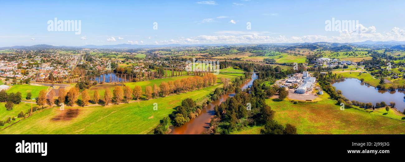 Grüne Felder rund um die Stadt Bega und Käseherde am Fluss Bega im malerischen Tal - Luftpanorama. Stockfoto