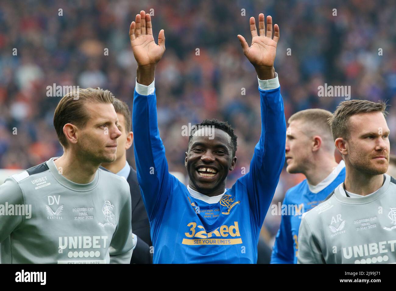 Glasgow, Großbritannien. 21.. Mai 2022. Das Finale des Scottish Cups fand im Hampden Park, dem Nationalstadion des Fußballs Scotish, statt und spielte zwischen dem FC Rangers aus Glasgow und dem Heart of Midlothian aus Edinburgh. Die Rangers gewannen das Spiel, 2 - 0, wobei es in zusätzliche Zeit ging, und die Tore wurden von RYAN JACK in 94 Minuten und SCOTT WRIGHT in 97 Minuten erzielt. Die Rangers haben diese Trophäe zum ersten Mal seit 2009 gewonnen. Kredit: Findlay/Alamy Live Nachrichten Stockfoto