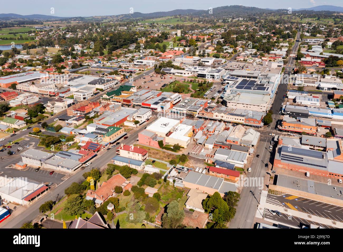 Innenstadt von Bega Stadt in der Landwirtschaft ländlichen Landschaft von Australien - Luftaufnahme über die Hauptstraßen und lokalen Unternehmen. Stockfoto