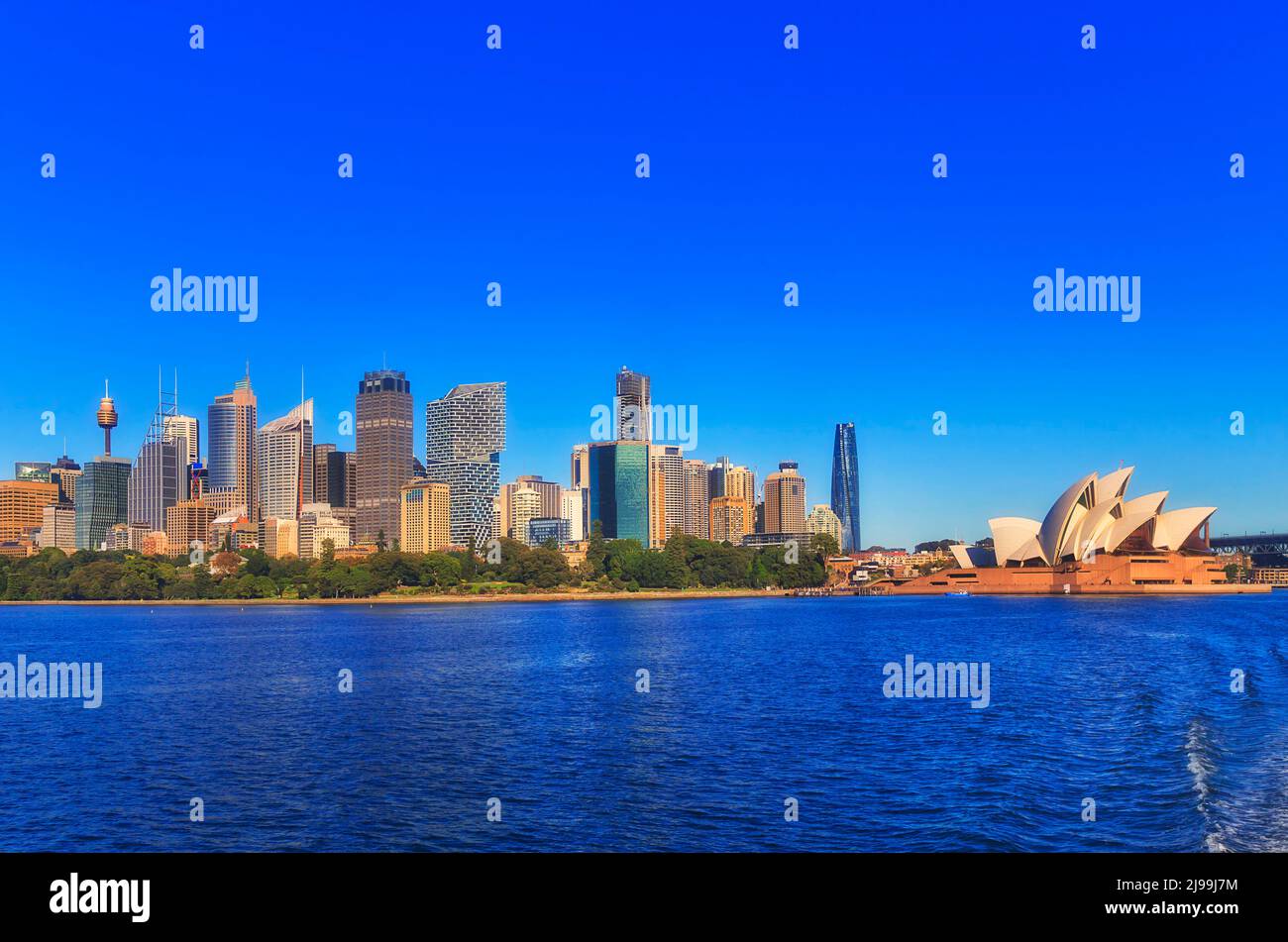 Architekturdenkmäler von Sydney und Australien am Ufer des Hafens von Sydney - City CBD Skyline. Stockfoto