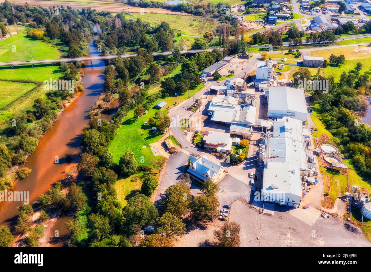 Luftaufnahme über der historischen Käsefabrik der Stadt Bega im Bega-Tal in Australien. Stockfoto