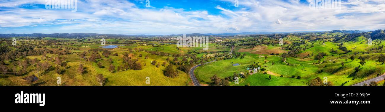 Ende zu Ende breites Panorama des Bega Valley grüne Weidewiesen auf Milchviehbetrieben, australische Landwirtschaft. Stockfoto