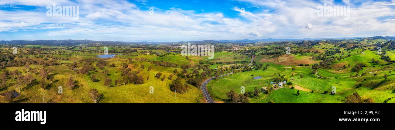 Landschaftlich weites Luftpanorama des Bega Valley mit grünen Weiden auf Milchviehbetrieben, australischer Landwirtschaft. Stockfoto