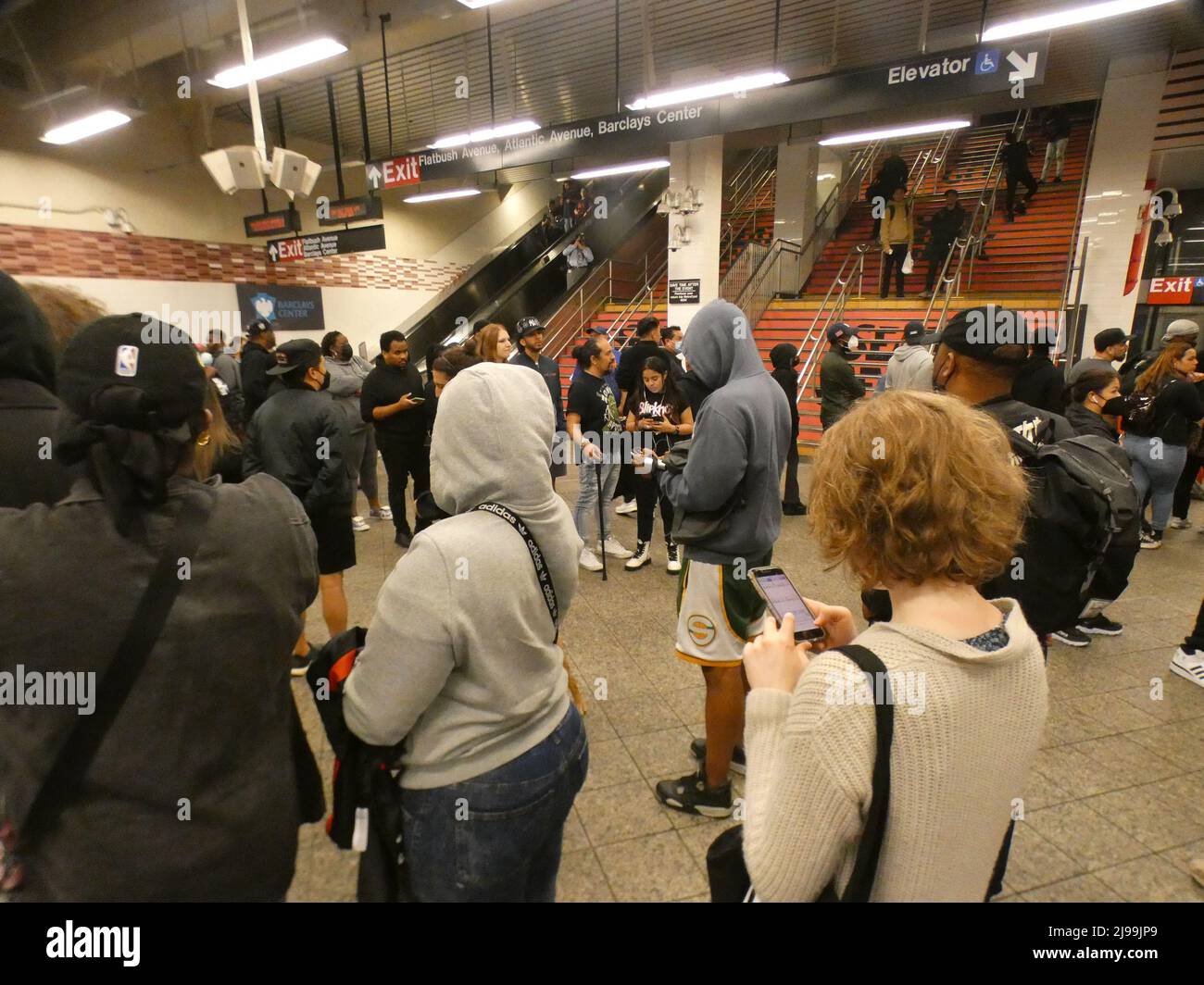 Barclays Center U-Bahn-Station, Brooklyn, NY, USA. 20.Mai 2022. Nach den immensen Verkäufen und der Nachfrage nach der benutzerdefinierten David Bowie NY MTA Metro Card vor einigen Jahren brachte die New Yorker MTA eine neue benutzerdefinierte Metro Fare Card auf den Markt, die das Bild von Rapper B.I.G. auf dem Gesicht zeigt. Die neue Metro Fare Card zog in der ersten Stunde des Custom B.I.G. große Menschenmengen von Einkäufern der Metro Card an Das Verkaufsdebüt der MTA Metro Fare Card, das unter den wachsamen Augen der NYPD auftritt. Quelle: ©Julia Mineeva/EGBN TV News/Alamy Live News Stockfoto