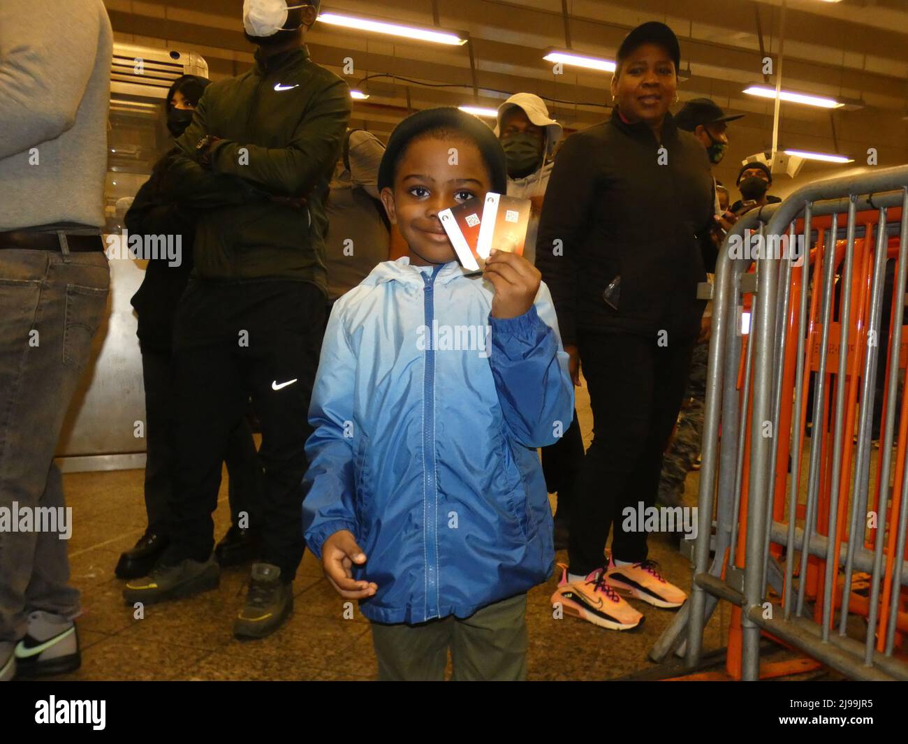 Barclays Center U-Bahn-Station, Brooklyn, NY, USA. 20.Mai 2022. Nach den immensen Verkäufen und der Nachfrage nach der benutzerdefinierten David Bowie NY MTA Metro Card vor einigen Jahren brachte die New Yorker MTA eine neue benutzerdefinierte Metro Fare Card auf den Markt, die das Bild von Rapper B.I.G. auf dem Gesicht zeigt. Die neue Metro Fare Card zog in der ersten Stunde des Custom B.I.G. große Menschenmengen von Einkäufern der Metro Card an Das Verkaufsdebüt der MTA Metro Fare Card, das unter den wachsamen Augen der NYPD auftritt. Quelle: ©Julia Mineeva/EGBN TV News/Alamy Live News Stockfoto