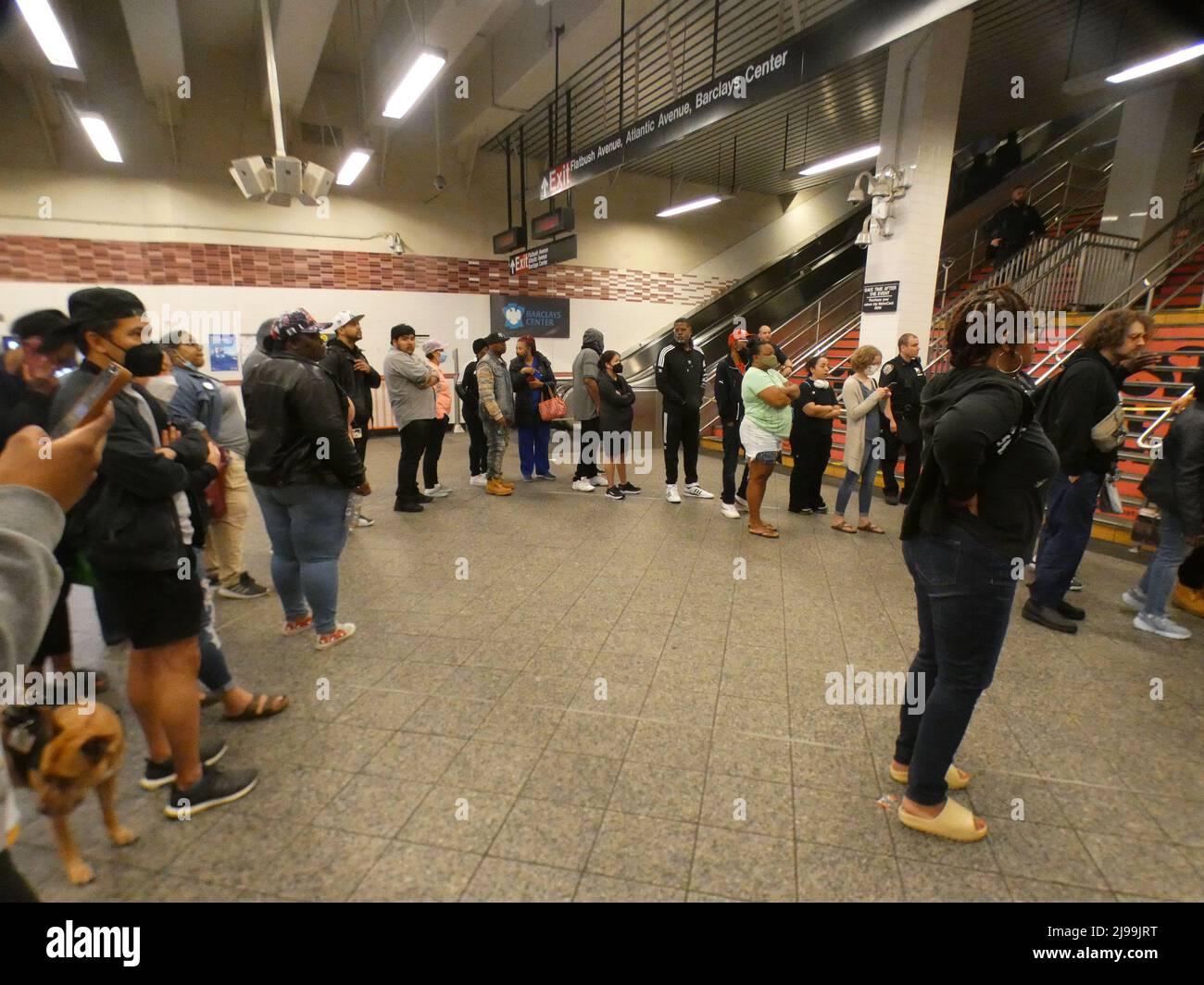 Barclays Center U-Bahn-Station, Brooklyn, NY, USA. 20.Mai 2022. Nach den immensen Verkäufen und der Nachfrage nach der benutzerdefinierten David Bowie NY MTA Metro Card vor einigen Jahren brachte die New Yorker MTA eine neue benutzerdefinierte Metro Fare Card auf den Markt, die das Bild von Rapper B.I.G. auf dem Gesicht zeigt. Die neue Metro Fare Card zog in der ersten Stunde des Custom B.I.G. große Menschenmengen von Einkäufern der Metro Card an Das Verkaufsdebüt der MTA Metro Fare Card, das unter den wachsamen Augen der NYPD auftritt. Quelle: ©Julia Mineeva/EGBN TV News/Alamy Live News Stockfoto