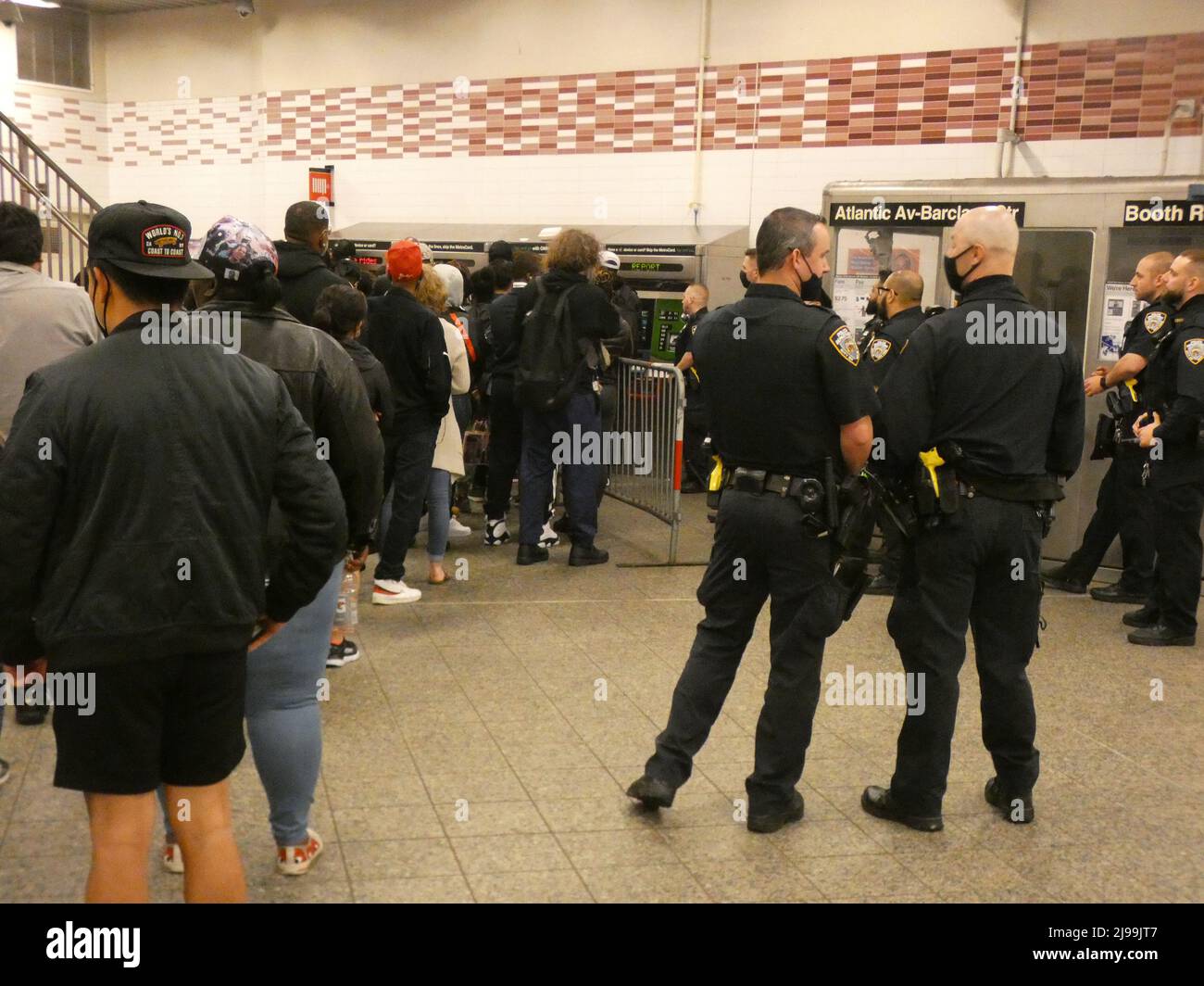 Barclays Center U-Bahn-Station, Brooklyn, NY, USA. 20.Mai 2022. Nach den immensen Verkäufen und der Nachfrage nach der benutzerdefinierten David Bowie NY MTA Metro Card vor einigen Jahren brachte die New Yorker MTA eine neue benutzerdefinierte Metro Fare Card auf den Markt, die das Bild von Rapper B.I.G. auf dem Gesicht zeigt. Die neue Metro Fare Card zog in der ersten Stunde des Custom B.I.G. große Menschenmengen von Einkäufern der Metro Card an Das Verkaufsdebüt der MTA Metro Fare Card, das unter den wachsamen Augen der NYPD auftritt. Quelle: ©Julia Mineeva/EGBN TV News/Alamy Live News Stockfoto