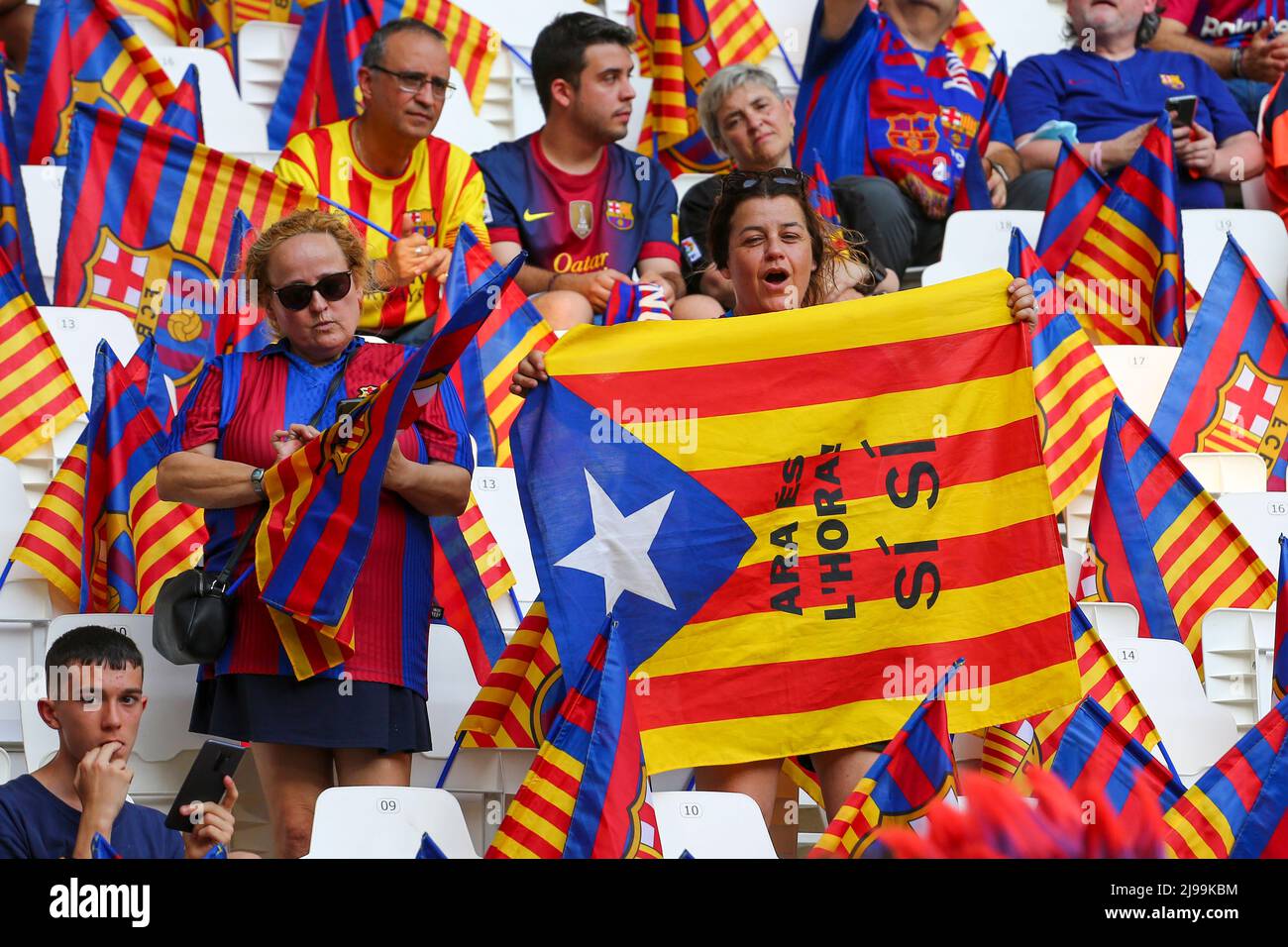 TURIN, ITALIEN. 21 MAI 2022. Fans des FC Barcelona beim UEFA Women's Champions League Finale 2022 zwischen dem FC Barcelona und Olympique Lyonnais am 21. Mai 2022 im Juventus-Stadion in Turin, Italien. Barcelona verlor 1-3 gegen Olympique Lyonnais. Kredit: Massimiliano Ferraro/Medialys Images/Alamy Live Nachrichten Stockfoto