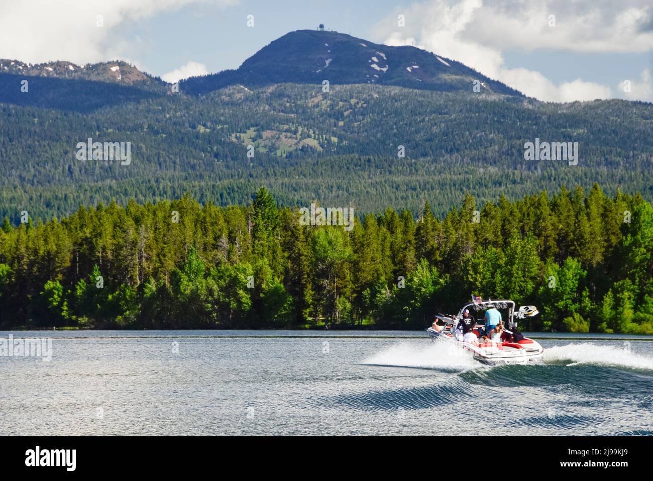 Bootstouren auf dem Island Park Reservoir sind eine beliebte Sommeraktivität. Island Park, Fremont County, Idaho, USA Stockfoto