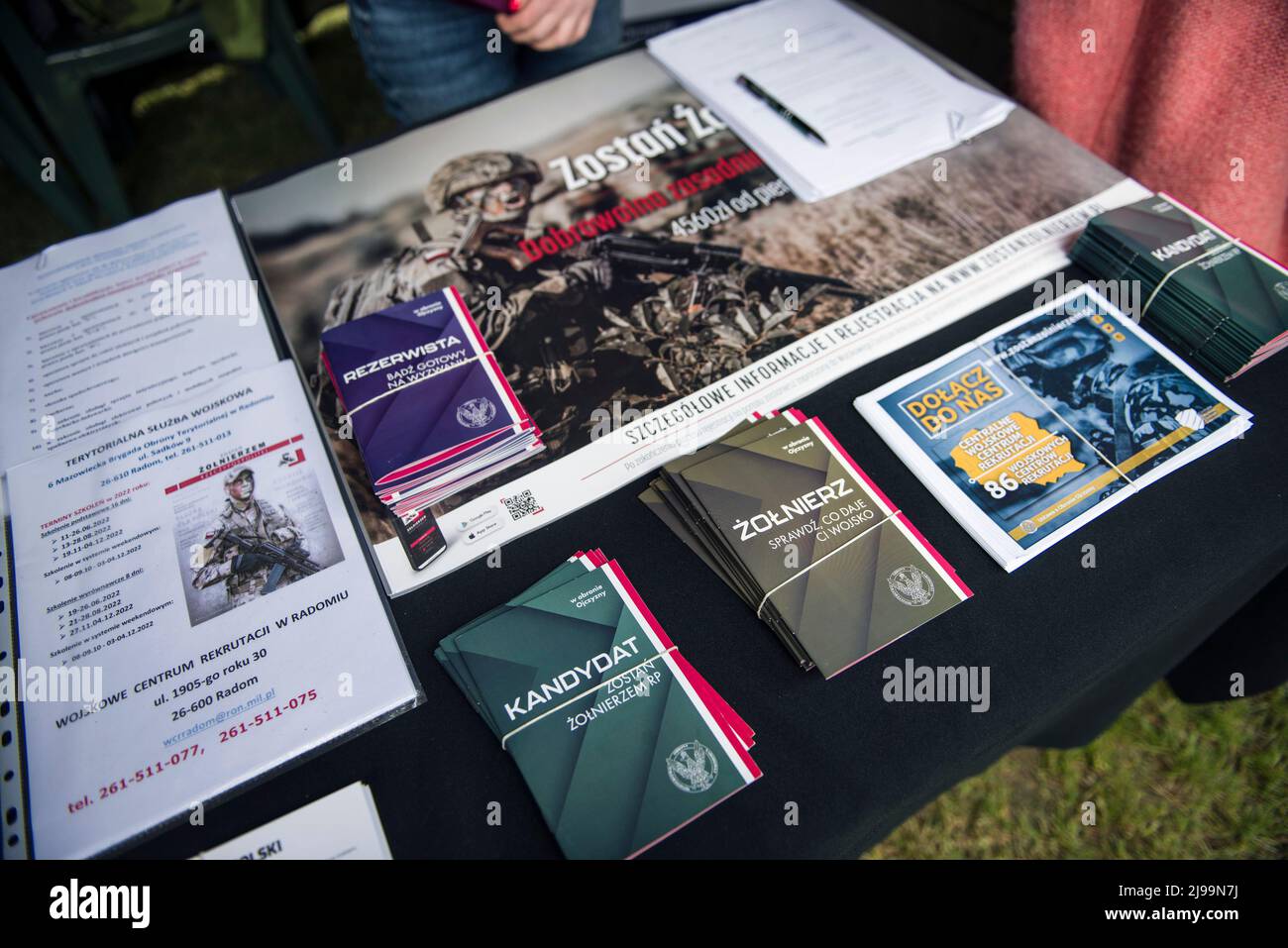 Flyer über die polnische Armee sind beim Militär-Picknick zu sehen. Die Rekrutierung für den neuen freiwilligen allgemeinen Militärdienst Polens beginnt im Mai 21., da die Regierung versucht, die Größe ihrer Streitkräfte zu verdoppeln. Das Verteidigungsministerium hat Einzelheiten zu den Bedingungen für den einjährigen Dienst bekannt gegeben, einschließlich Gehälter und Leistungen.die Einführung eines freiwilligen grundlegenden Militärdienstes wurde durch das Heimatschutzgesetz vorgesehen, Das ursprünglich von der Regierung im Oktober vorgeschlagen, aber kurz nach der russischen Invasion in der Ukraine in Kraft gesetzt wurde. Stockfoto