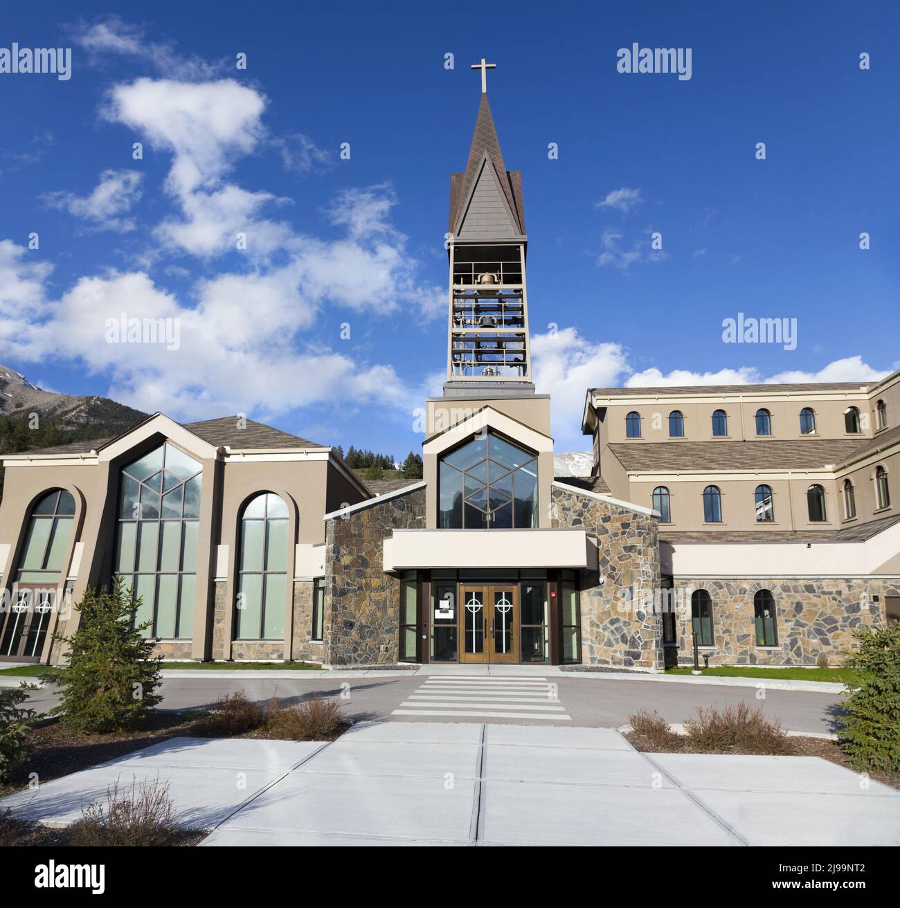 Die Schrein-Kirche unserer Lieben Frau der Rockies. Außenansicht des modernen römisch-katholischen Kirchengebäudes in der Stadt Canmore, Alberta, den kanadischen Rocky Mountains Stockfoto