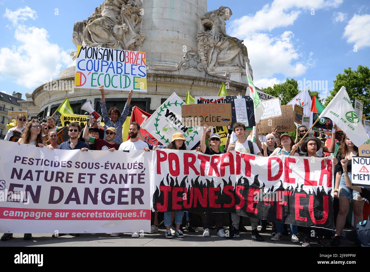 Der marsch gegen Monsanto nahm 2022 in Paris eine sehr politisierte Wendung, die Vertreter von EELV und LFI Melenchon Rousseau, Bayou, waren anwesend Stockfoto