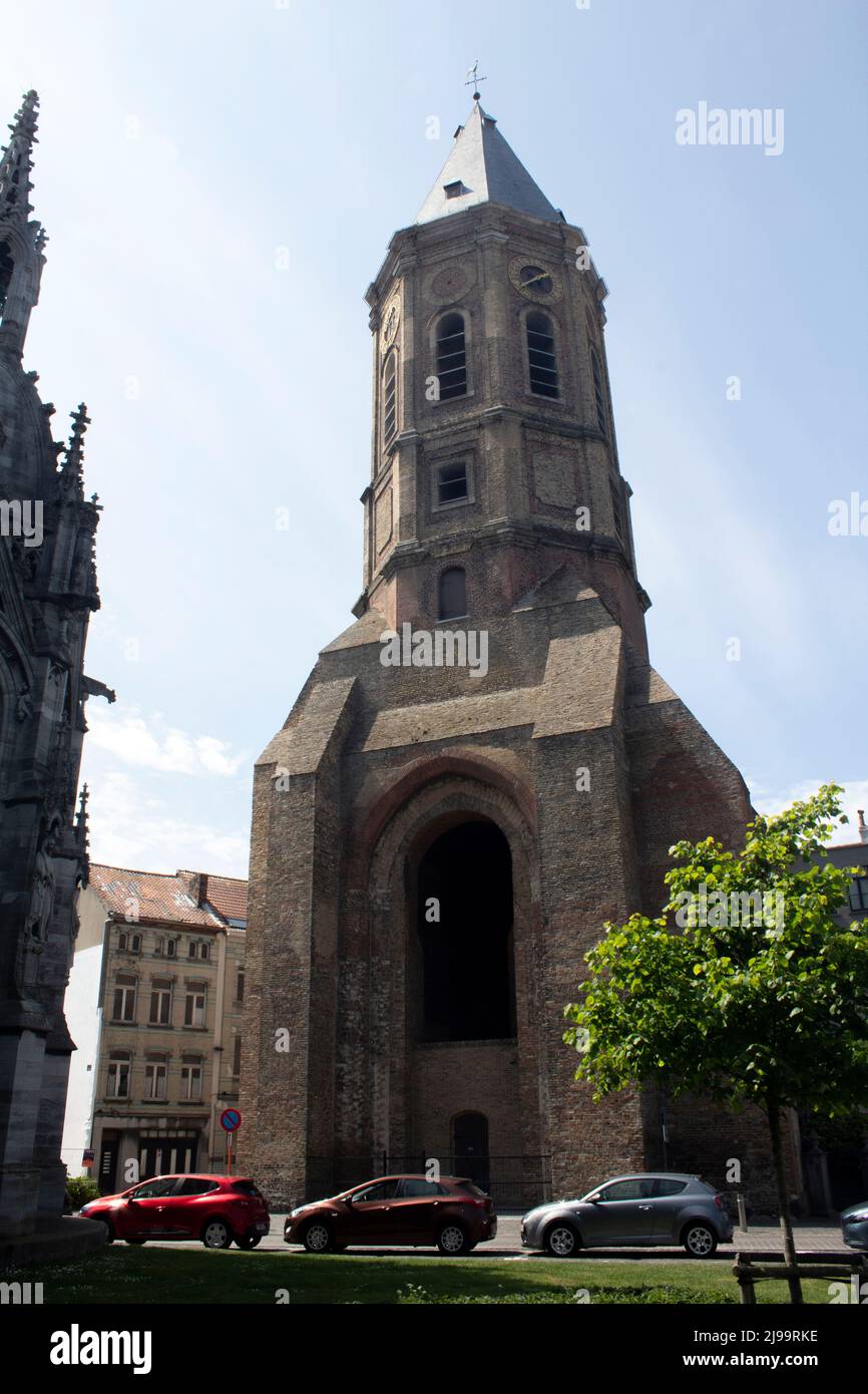 Der freistehende, ältere Turm - die Peperbusse - hinter der Kirche St. Peter und Paul in Ostende Stockfoto