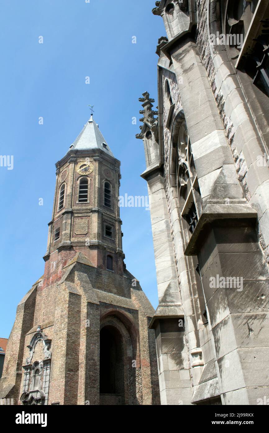 Der freistehende, ältere Turm - die Peperbusse - hinter der Kirche St. Peter und Paul in Ostende Stockfoto