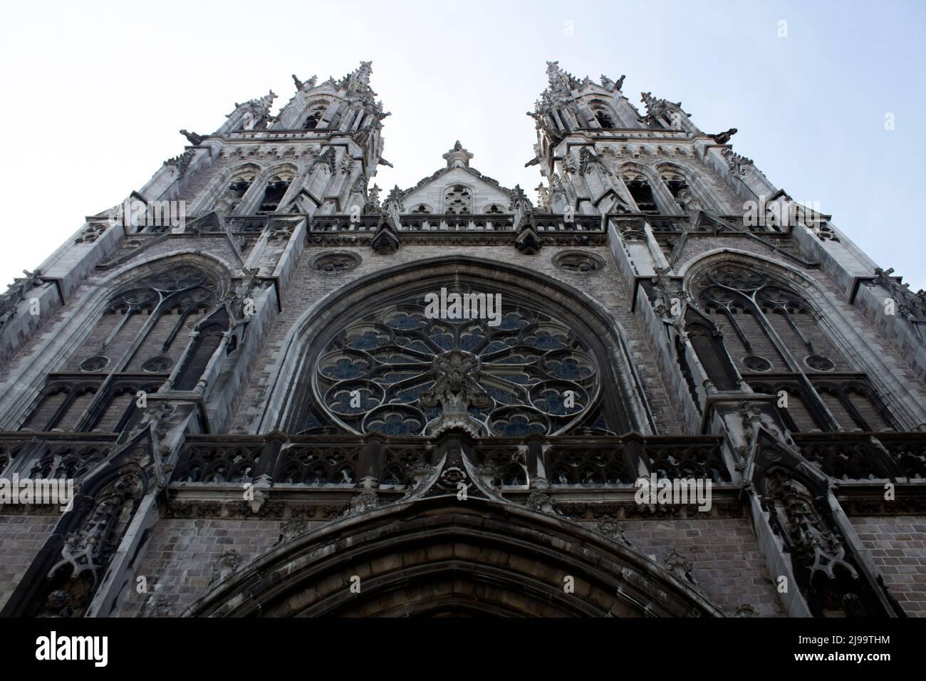 Der freistehende, ältere Turm - die Peperbusse - hinter der Kirche St. Peter und Paul in Ostende Stockfoto