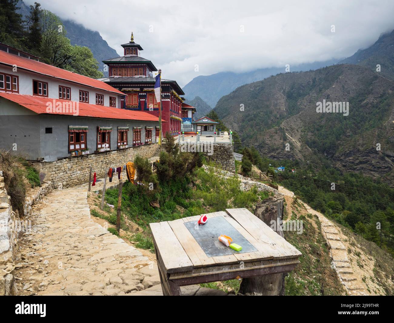 Das wiederaufgebaute Pema-Choling-Kloster von Thulo Gumela oberhalb von Rangding. Stockfoto