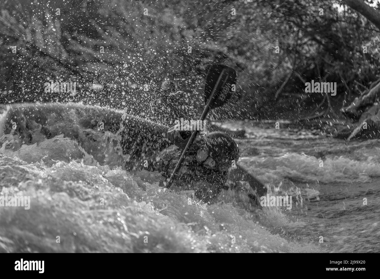 Wildwasser Extreme Kajakfahren Stockfoto