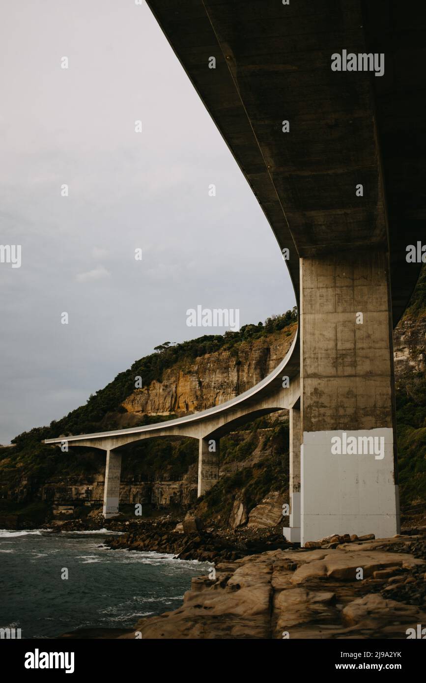 Sea Cliff Bridge am Rand einer steilen Sandsteinklippe auf der Grand Pacific Drive entlang der pazifikküste von Australien, NSW Stockfoto