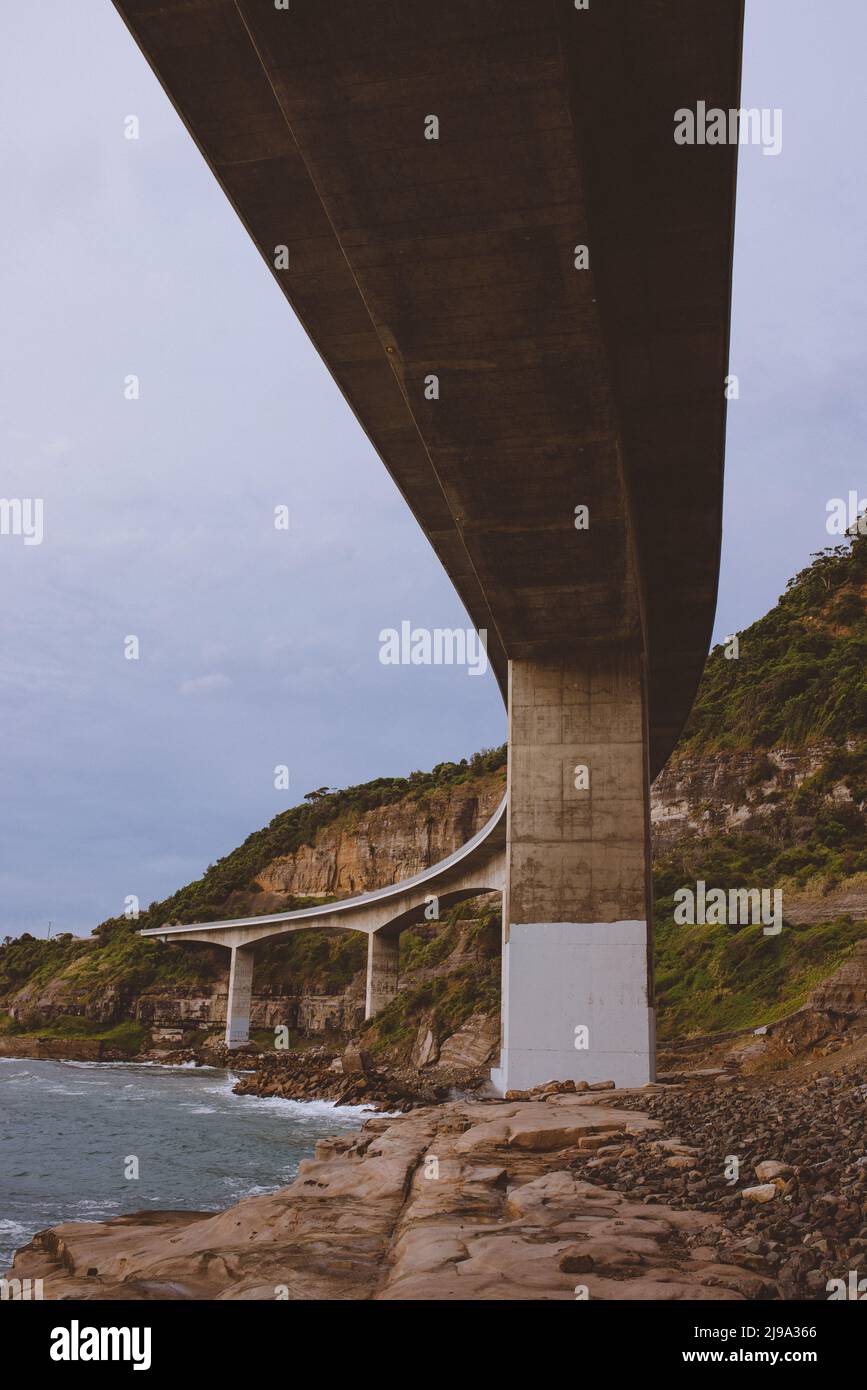 Sea Cliff Bridge am Rand einer steilen Sandsteinklippe auf der Grand Pacific Drive entlang der pazifikküste von Australien, NSW Stockfoto