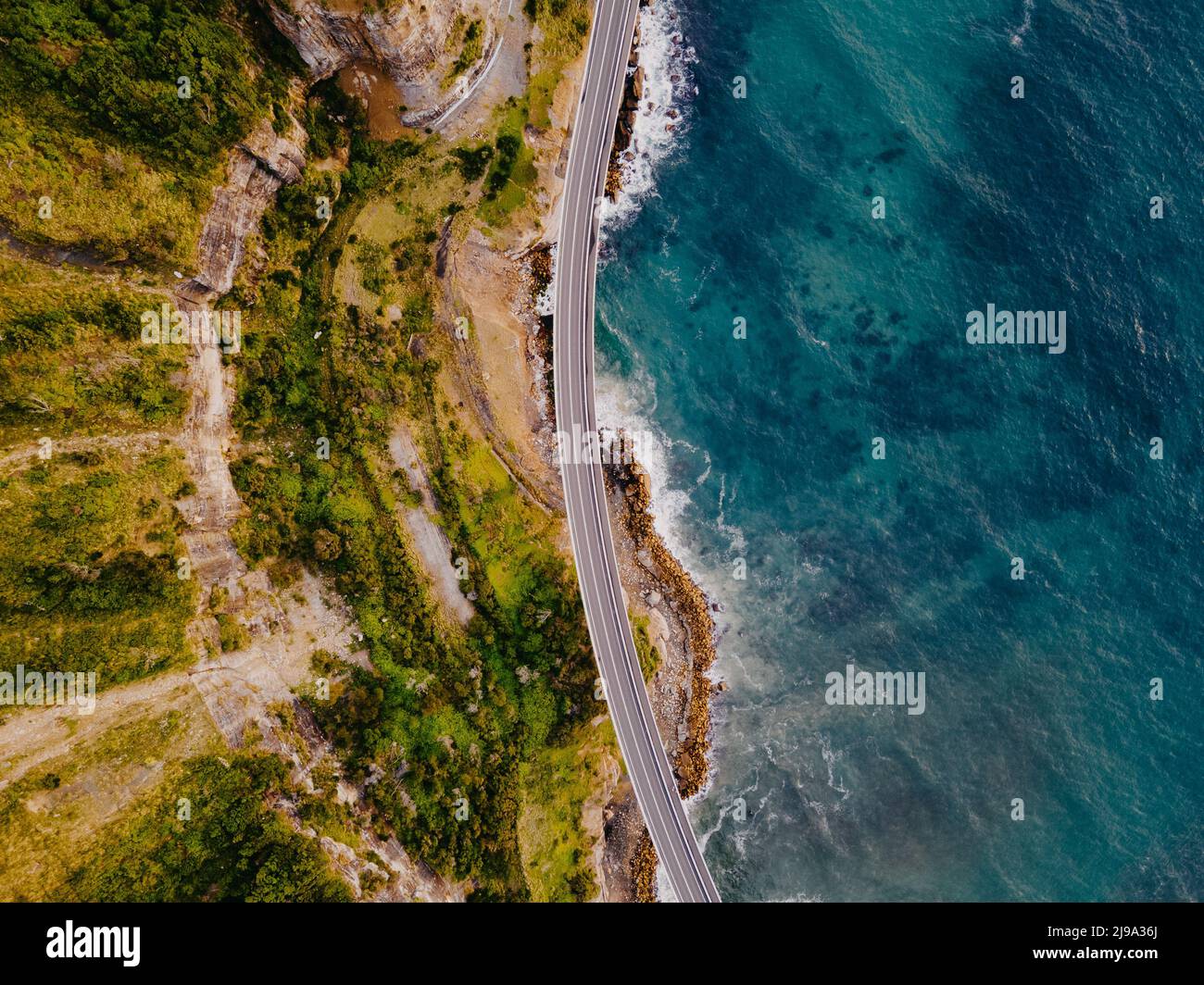 Sea Cliff Bridge am Rand einer steilen Sandsteinklippe auf der Grand Pacific Drive entlang der pazifikküste von Australien, NSW Stockfoto