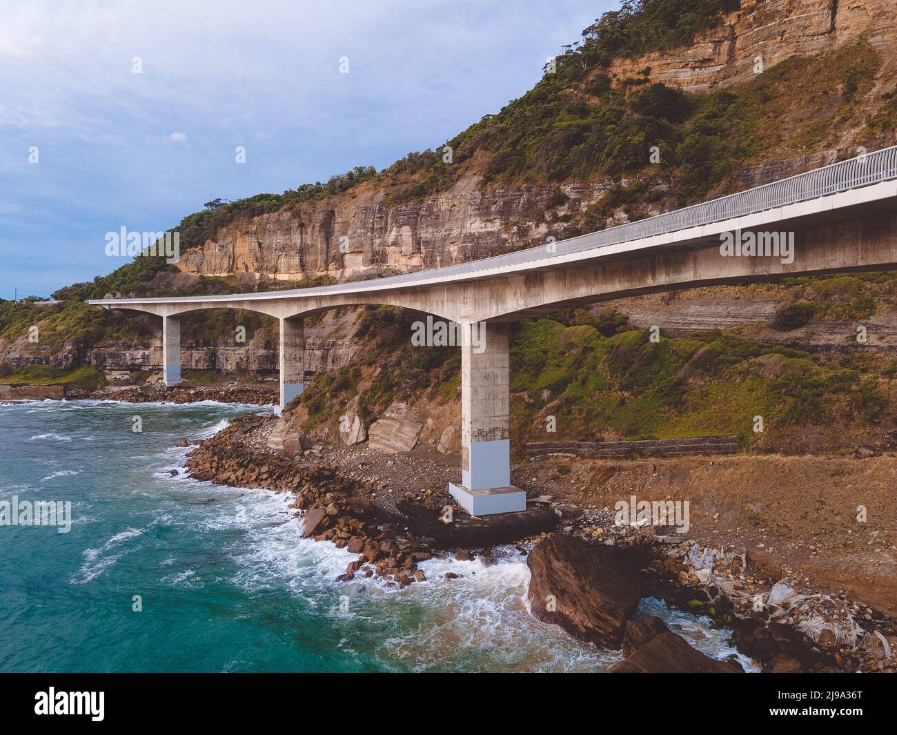 Sea Cliff Bridge am Rand einer steilen Sandsteinklippe auf der Grand Pacific Drive entlang der pazifikküste von Australien, NSW Stockfoto