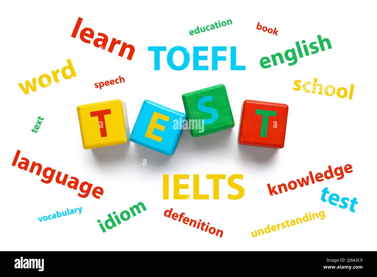 Text-TEST aus Holzwürfeln und verschiedenen Wörtern auf weißem Hintergrund. Konzept des Englischstudiums Stockfoto