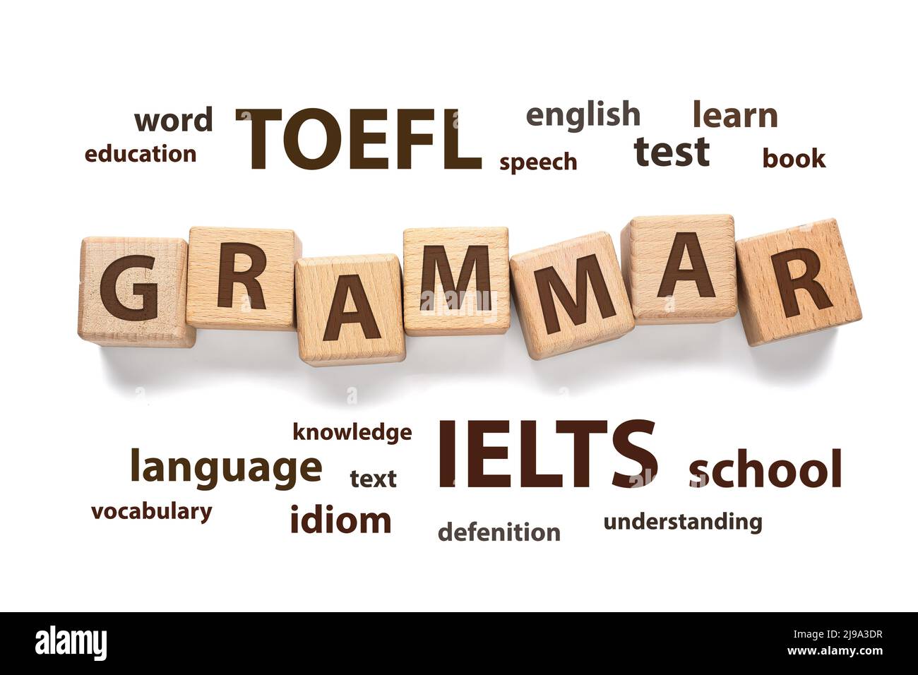 TEXTGRAMMATIK aus Holzwürfeln und verschiedenen Wörtern auf weißem Hintergrund. Konzept des Englischstudiums Stockfoto
