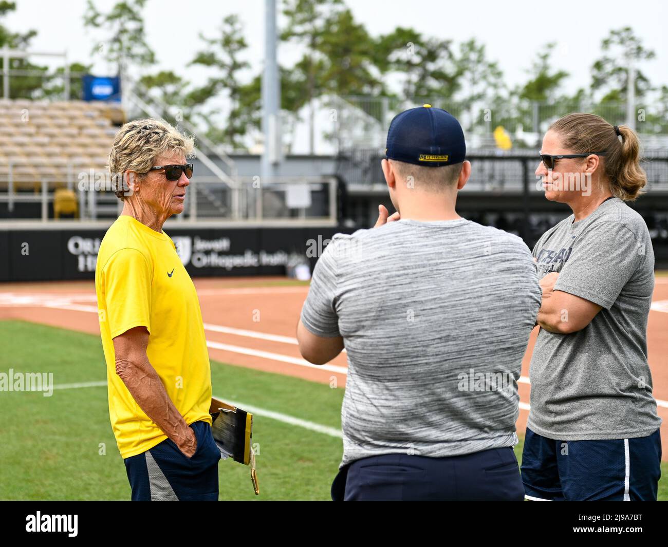 21. Mai 2022: Chefcoach Carol Hutchins (L) aus Michigan chattet mit Assistenten vor dem NCAA Orlando Regional Softball Game 3 zwischen Michigan Wolverines und UCF Knights im UCF Softball Complex in Orlando, FL Romeo T Guzman/Cal Sport Media Stockfoto