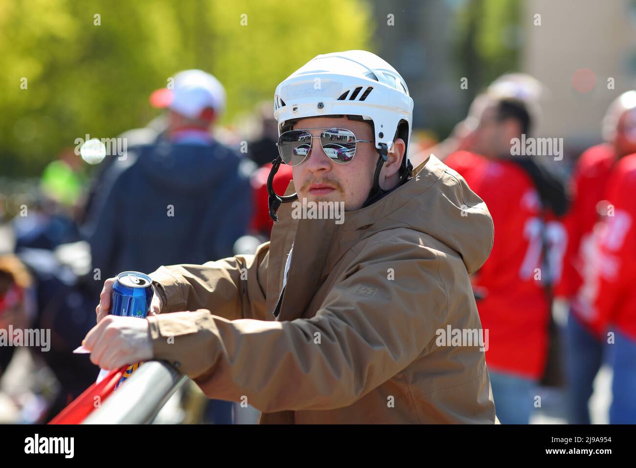 Helsinki, Finnland. 21.. Mai 2022. Fans der Schweizer Eishockey-Nationalmannschaft sahen vor der Helsinkier Eishalle das Warten auf das Spiel zwischen Kanada und der Schweiz. Am 13. Mai begann in Finnland die Eishockey-Weltmeisterschaft. Am 21. Mai spielten die Nationalmannschaften der Schweiz und Kanadas in Helsinki, eine Stunde vor dem Spiel, viele Fans der Schweizer Mannschaft versammelten sich vor der Helsinki Ice Hall. Kredit: SOPA Images Limited/Alamy Live Nachrichten Stockfoto