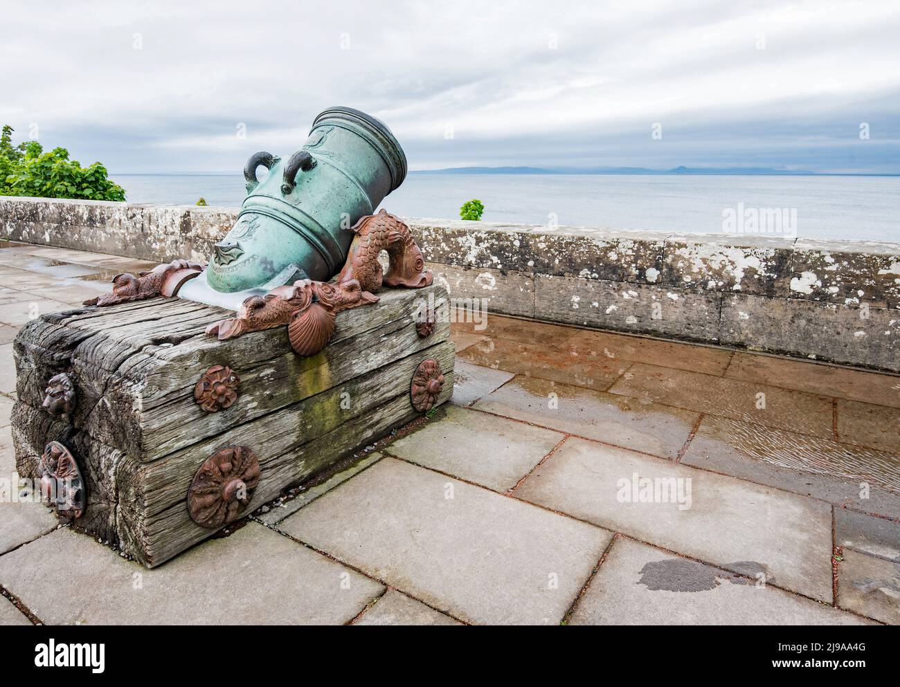 Kanone auf der Brüstung von Culzean Castle and Gardens, die dem National Trust for Scotland gehört, in der Nähe von Ayr, South Ayrshire, Schottland, Großbritannien Stockfoto