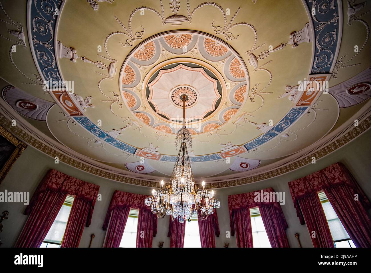 Decke und Kronleuchter im Ballsaal im Culzean Castle, Maybole, Carrick an der schottischen Küste von Ayrshire, Großbritannien. National Trust für Schottland. Stockfoto