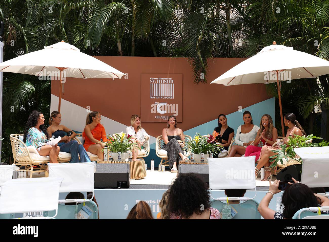 Miami, Vereinigte Staaten Von Amerika. 21.. Mai 2022. HOLLYWOOD, FLORIDA - MAI 21: (L-R) Joy Taylor, Olivia Ponton, Natalie Mariduena, Kyle Watson, Katie Turaff, Cindy Kimberly, Brooks Nader, Katie Austin und Kamie Crawford sprechen während der Veranstaltung „Swimsuit on Location“, die von Sports Illustrated Swimsuit am 21. Mai 2022 in Hollywood, Florida, veranstaltet wird. (Foto von Alberto E. Tamargo/Sipa USA) Quelle: SIPA USA/Alamy Live News Stockfoto