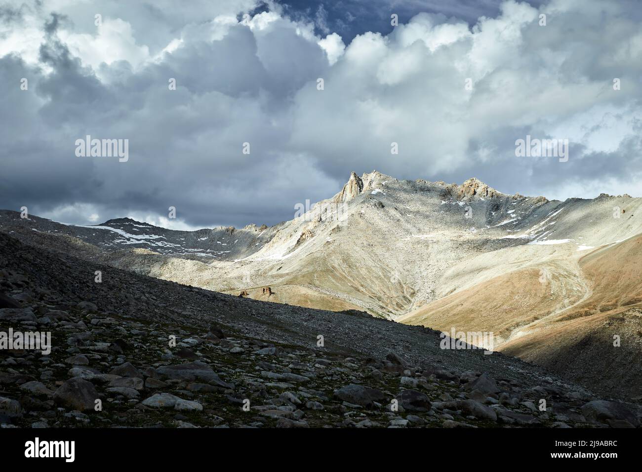 Schöne Landschaft des großen felsigen Berges in wolkig-blau in Tien Shan, Kasachstan. Stockfoto