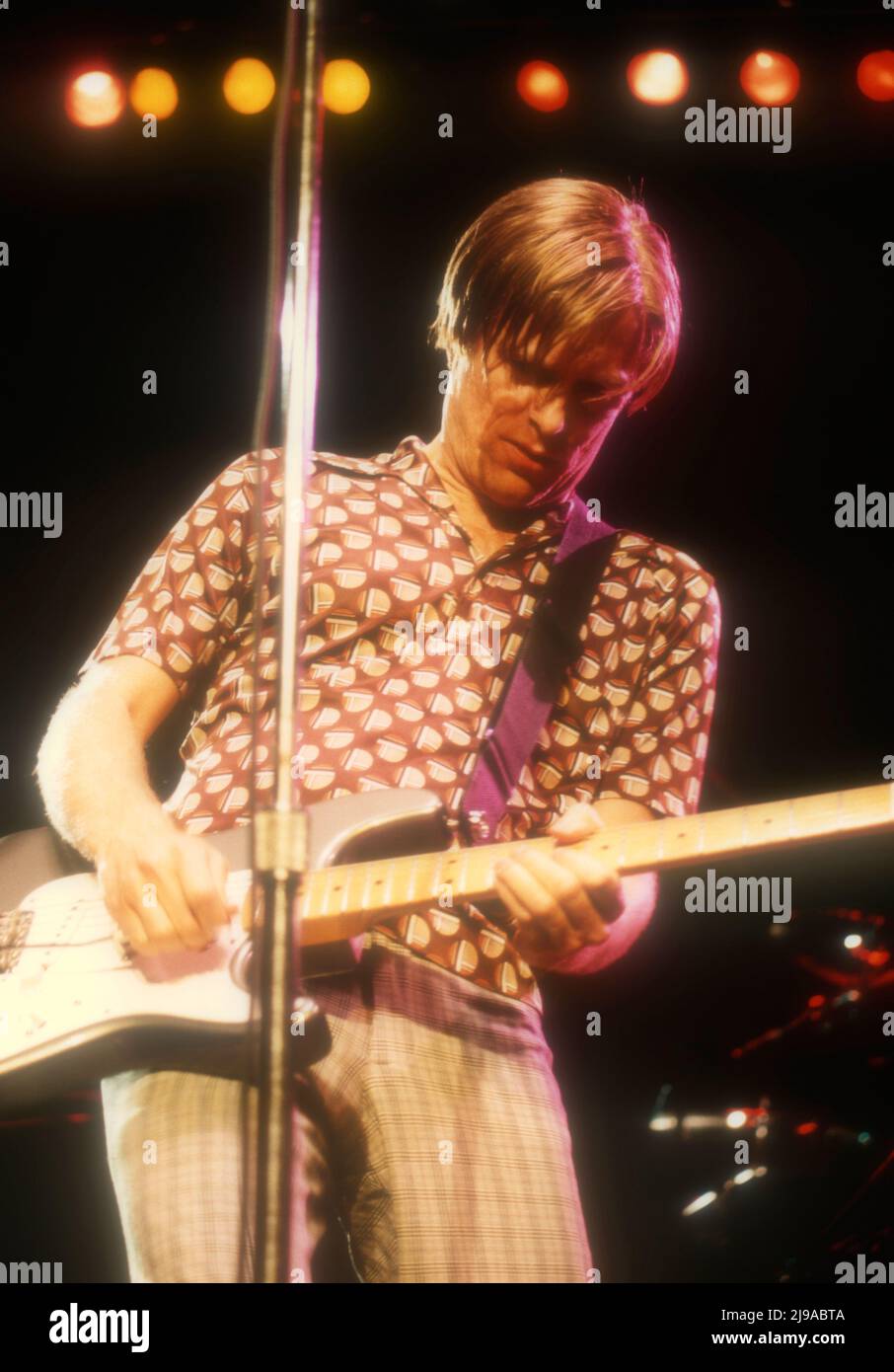 Boston, Massachusetts, USA 1.. Juni 1996 Sänger Bryan Adams tritt am 1. Juni 1996 in Boston, Massachusetts, USA, bei der Veranstaltung KISS108 im Great Woods Center for the Performing Arts auf. Foto von Barry King/Alamy Stockfoto Stockfoto