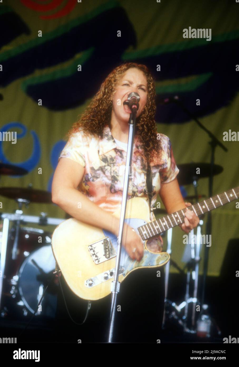 Boston, Massachusetts, USA 1.. Juni 1996 Sängerin Joan Osborne tritt am 1. Juni 1996 in Boston, Massachusetts, USA, bei der Veranstaltung KISS108 im Great Woods Center for the Performing Arts auf. Foto von Barry King/Alamy Stockfoto Stockfoto