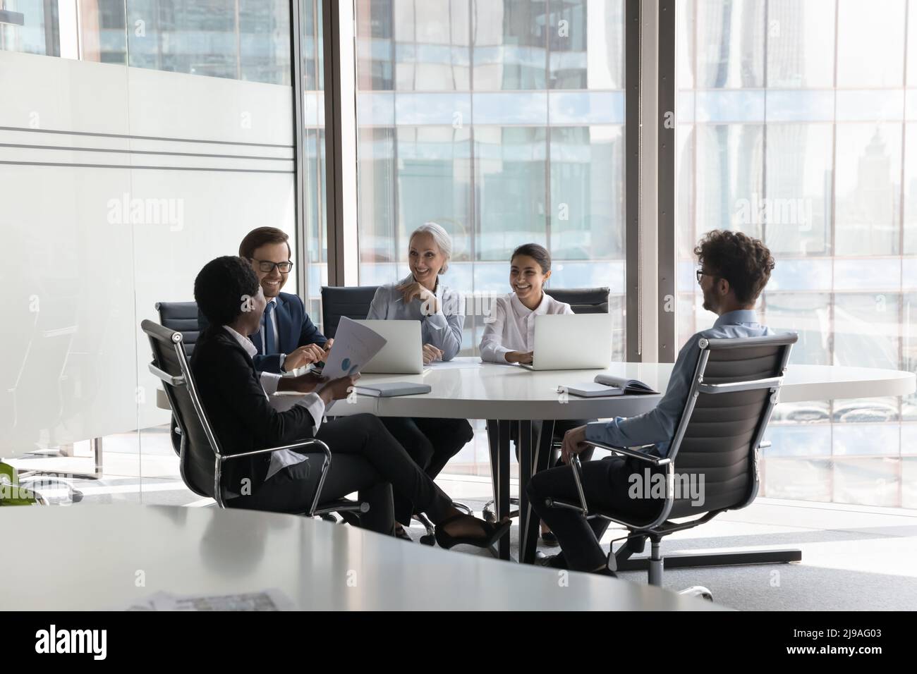 Multiethnische Geschäftsleute diskutieren bei einer Sitzung im Sitzungssaal über die Projektstrategie Stockfoto