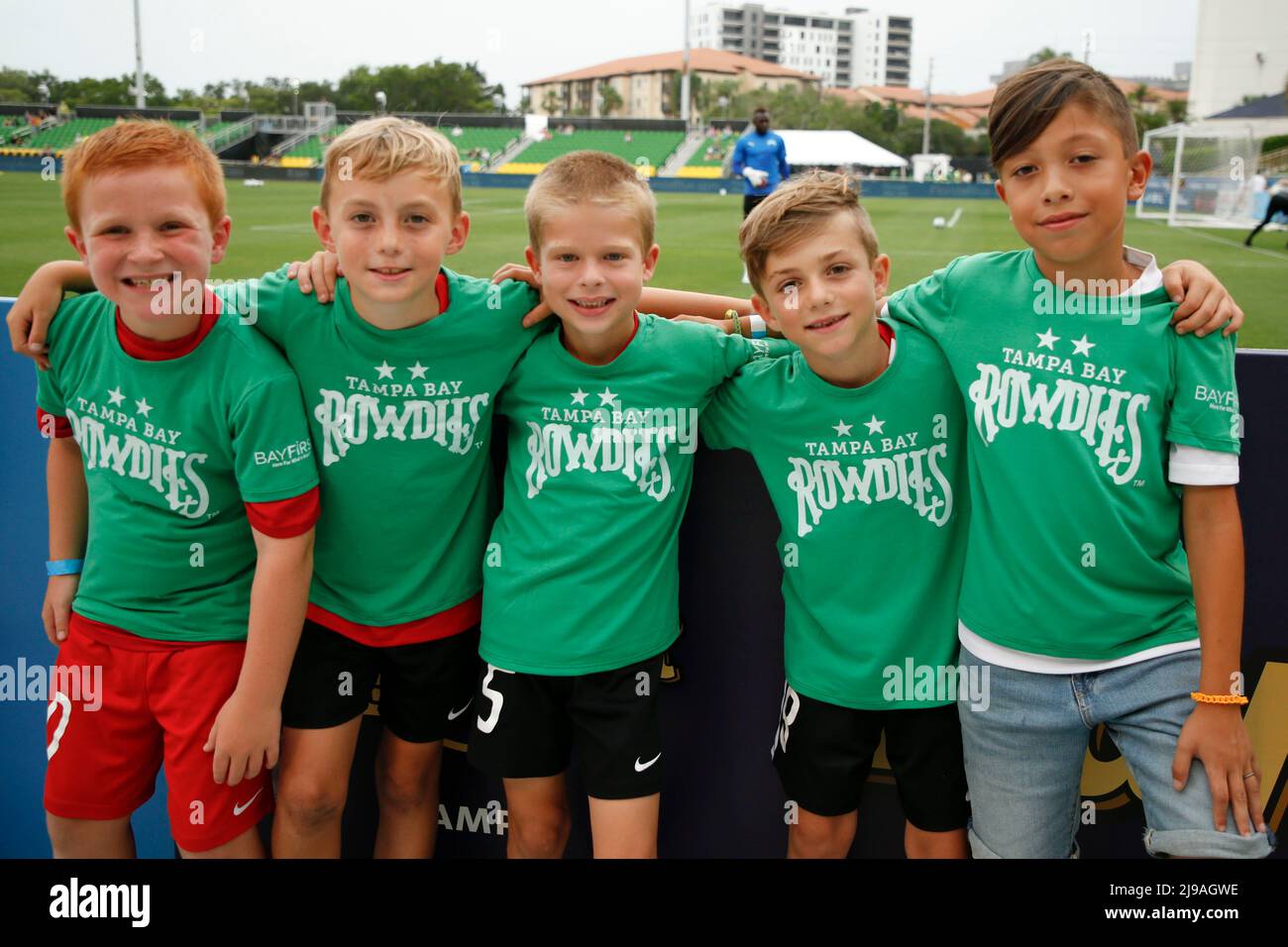 St. Petersburg, FL: Junge Fans von Tampa Bay Rowdies freuen sich, mit ihren Lieblingsspielern vor einem USL-Fußballspiel gegen den Pi auf den Platz zu gehen Stockfoto