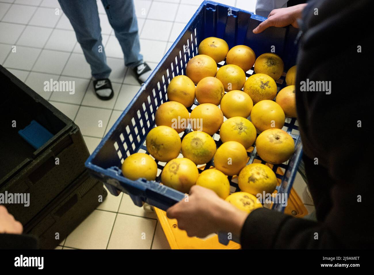 Frankreich, Bretagne, Rennes am 2022-02-04. Der Free Solidarity Grocery der Universität Rennes 2 gewinnt unverkaufte Lebensmittel aus Supermärkten und nicht gefressene Mahlzeiten zurück Stockfoto