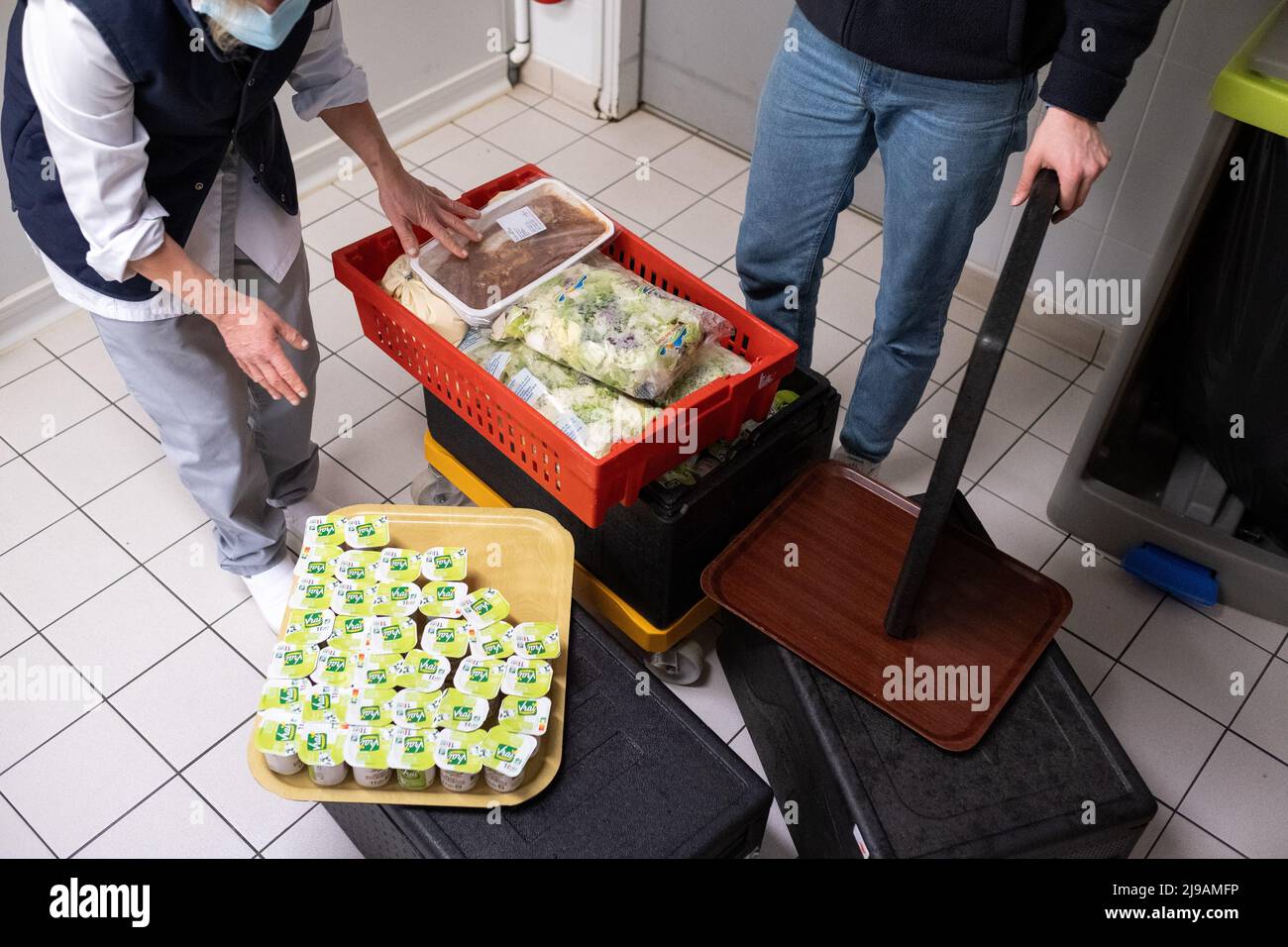 Frankreich, Bretagne, Rennes am 2022-02-04. Der Free Solidarity Grocery der Universität Rennes 2 gewinnt unverkaufte Lebensmittel aus Supermärkten und nicht gefressene Mahlzeiten zurück Stockfoto