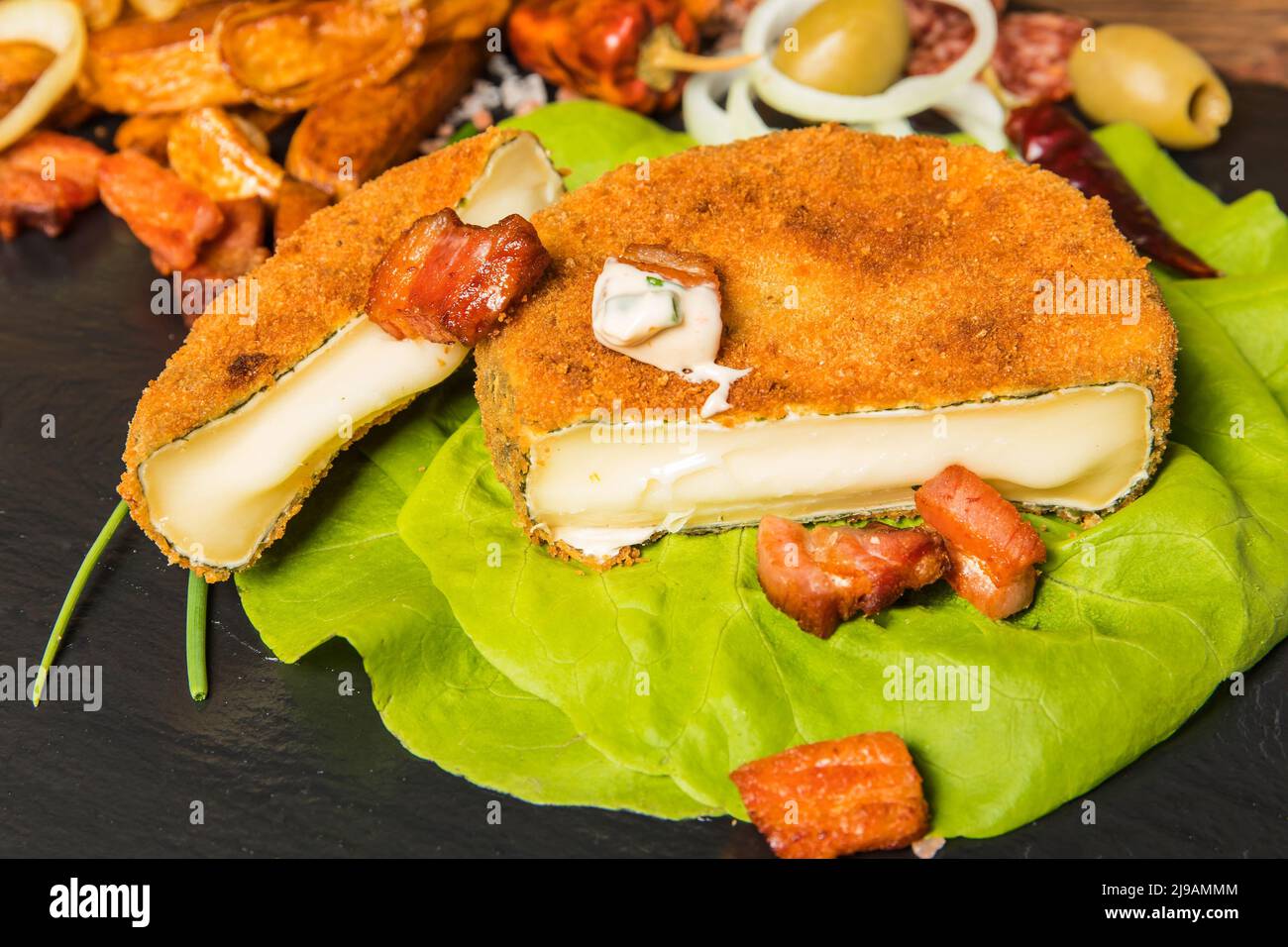 Gebackener Camembert. Gebratener Camembert mit Pommes Frites und Speck ...